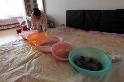 柏乡楼上漏水，住户失联，小区没物管，业主维权难！律师来支招……